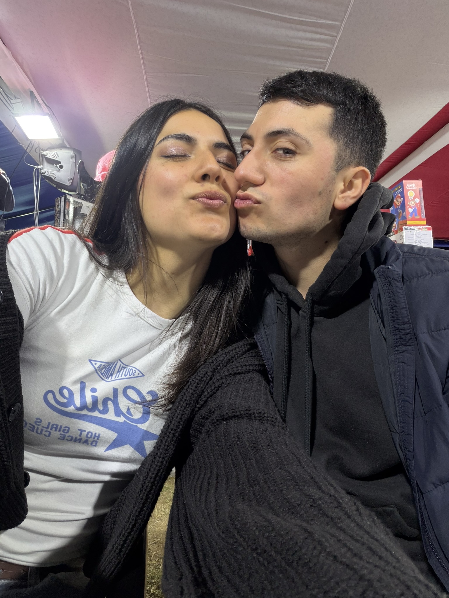 Selfie cercana de Javier y Sabrina juntos, mirando a la cámara.