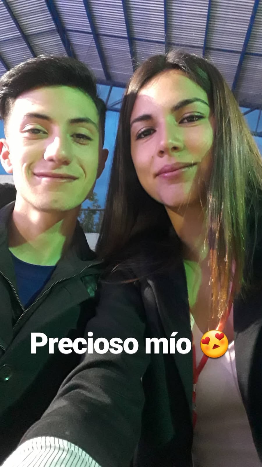 Selfie antigua de Javier y Sabrina bajo un techo, con el texto «Precioso mío» incorporado en la imagen.