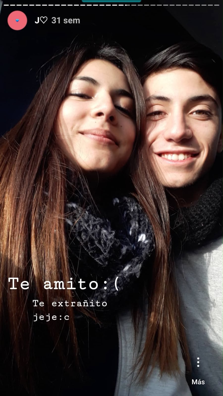 Selfie antigua de Javier y Sabrina con ropa de abrigo y textos de una historia incorporados.